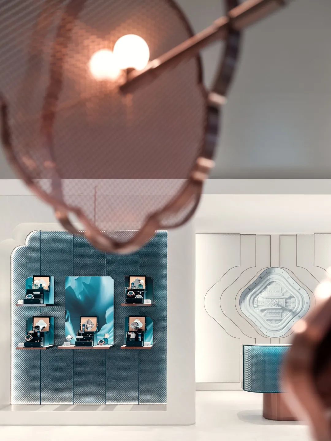 ’是一種自在、淡泊、雅致的生活態(tài)度!辈芰宙方榻B道!爸袊(guó)園林的生活,是由‘身隱’到‘心隱’,由‘隱于園’,到‘娛于園’、‘悟于園’;ㄎ髯哟蛟斓囊彩亲層钨p者‘娛于園’、‘悟于園’,發(fā)現(xiàn)自我!
![